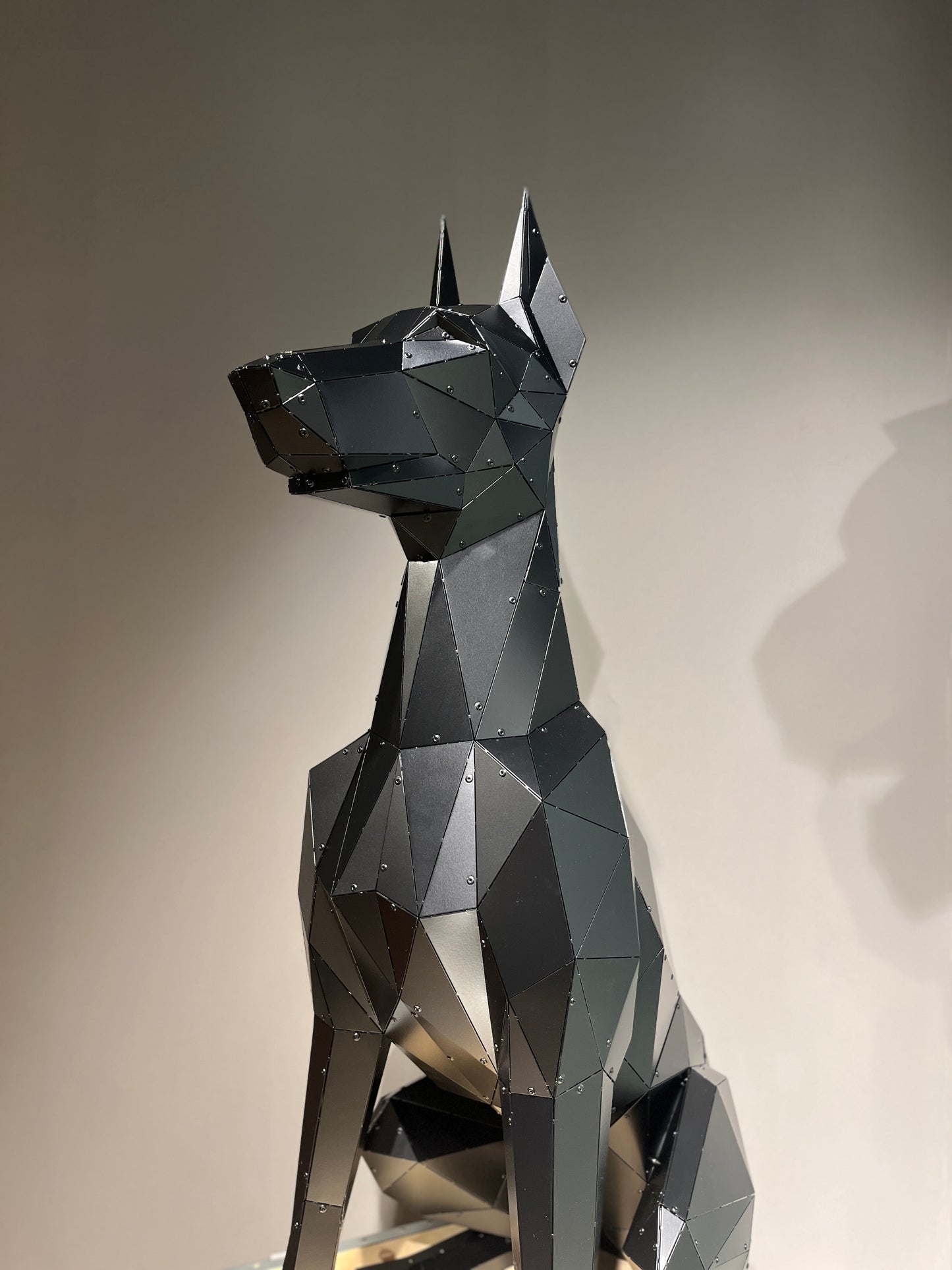 Classic Oturan Doberman