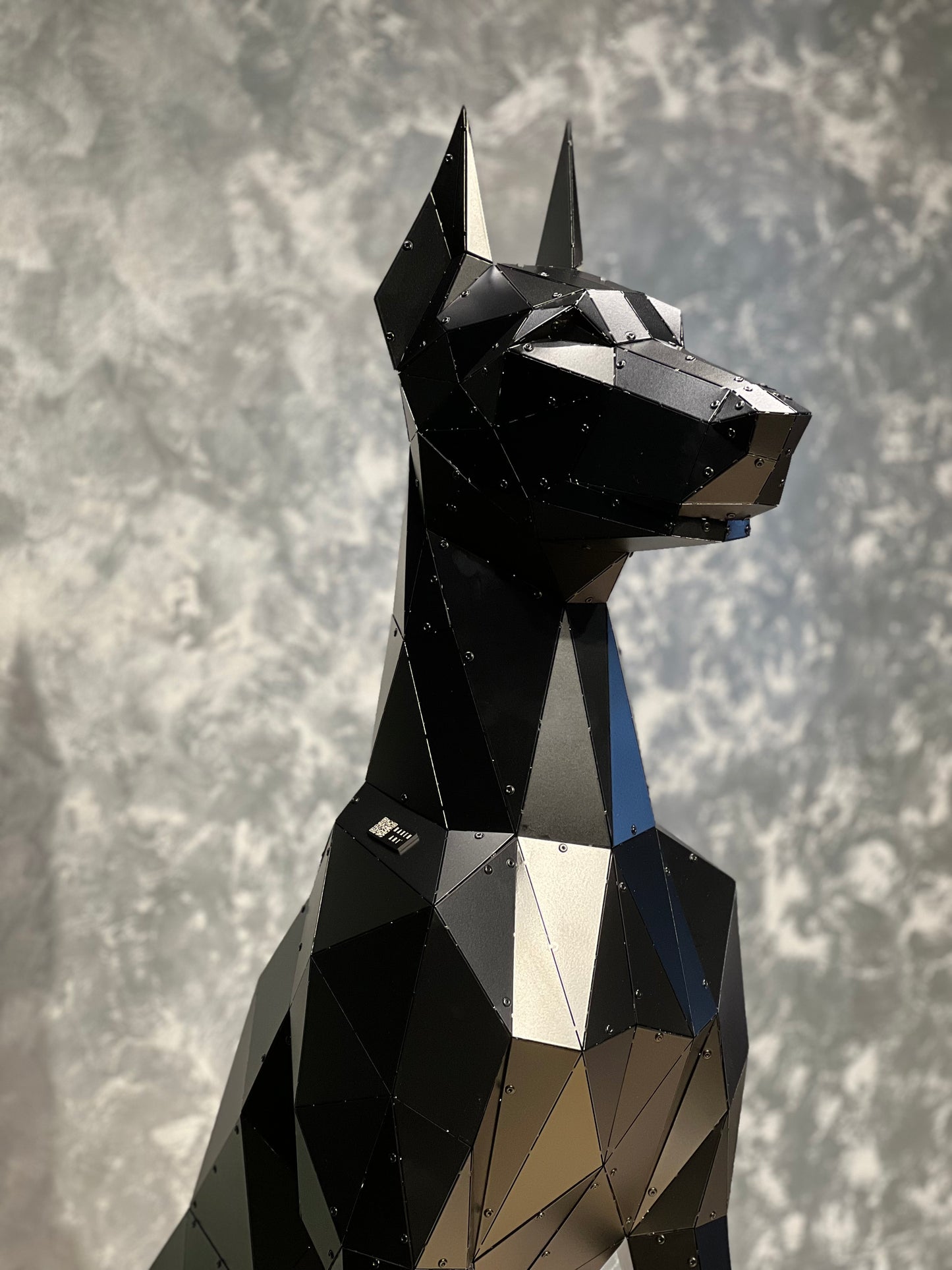 Classic Oturan Doberman