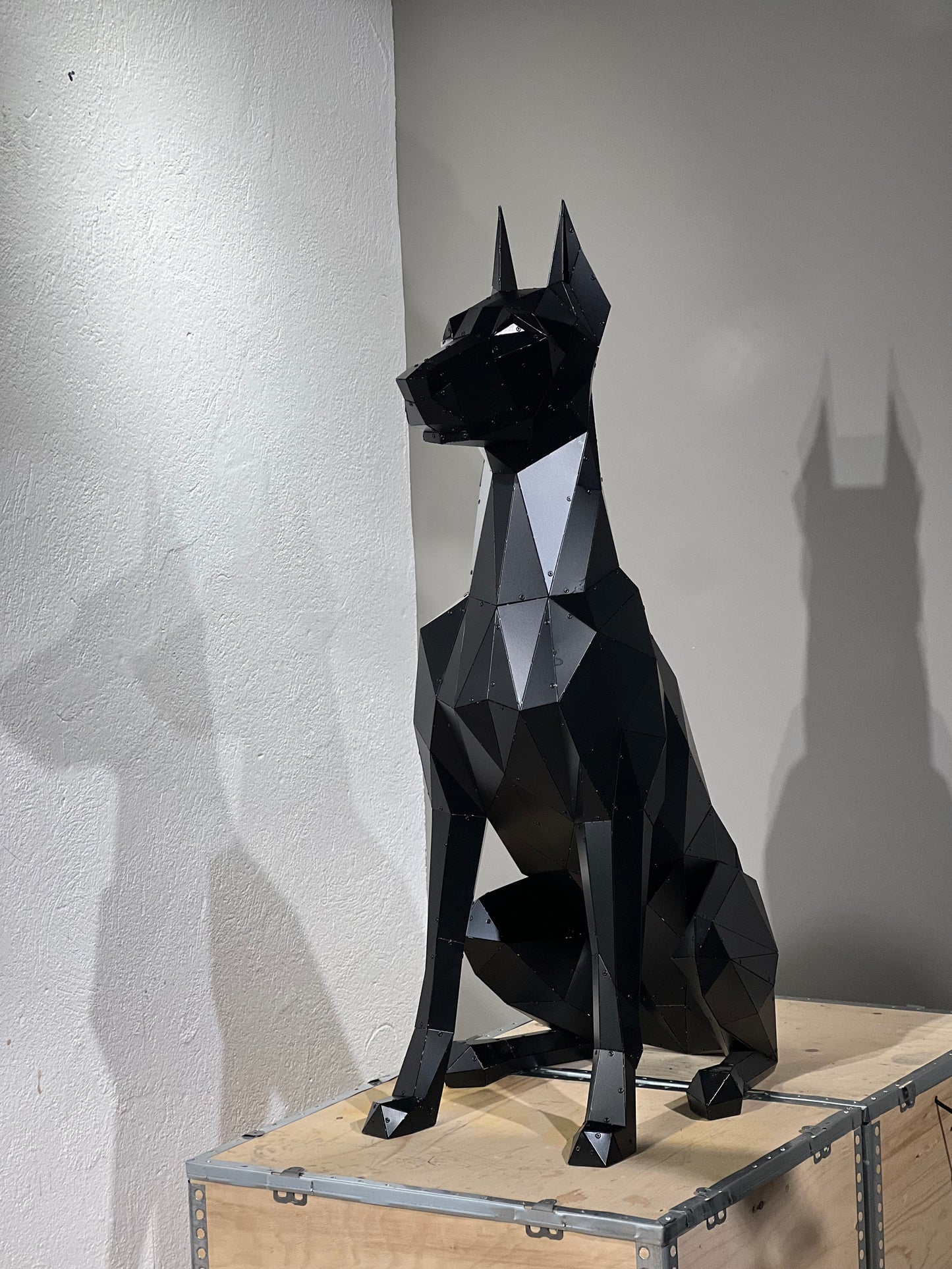 Classic Oturan Doberman