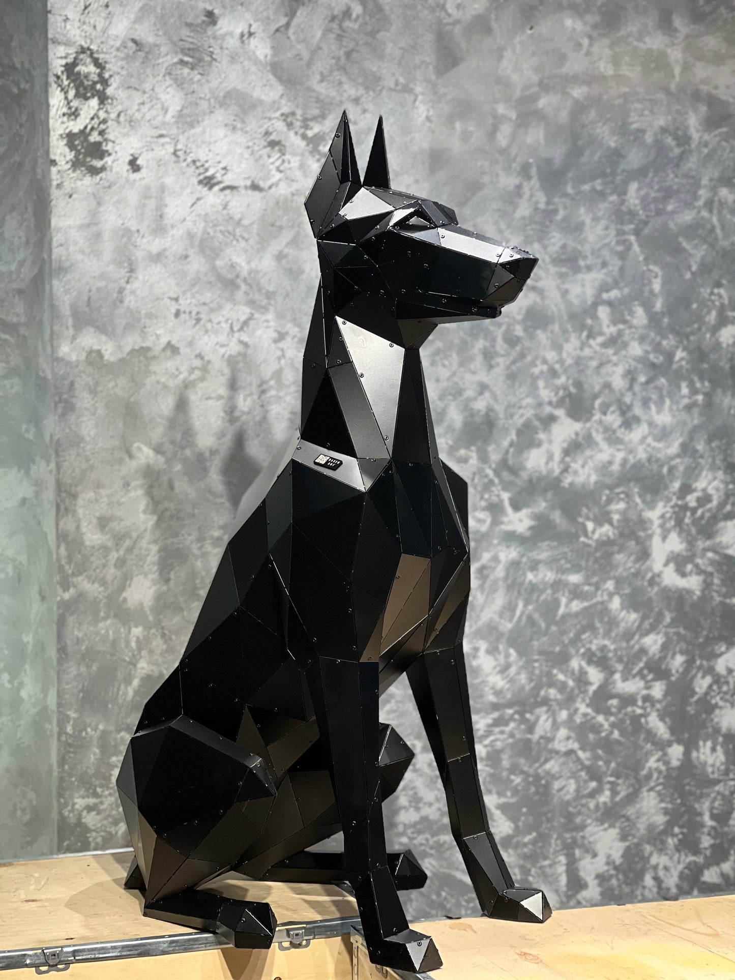 Classic Oturan Doberman