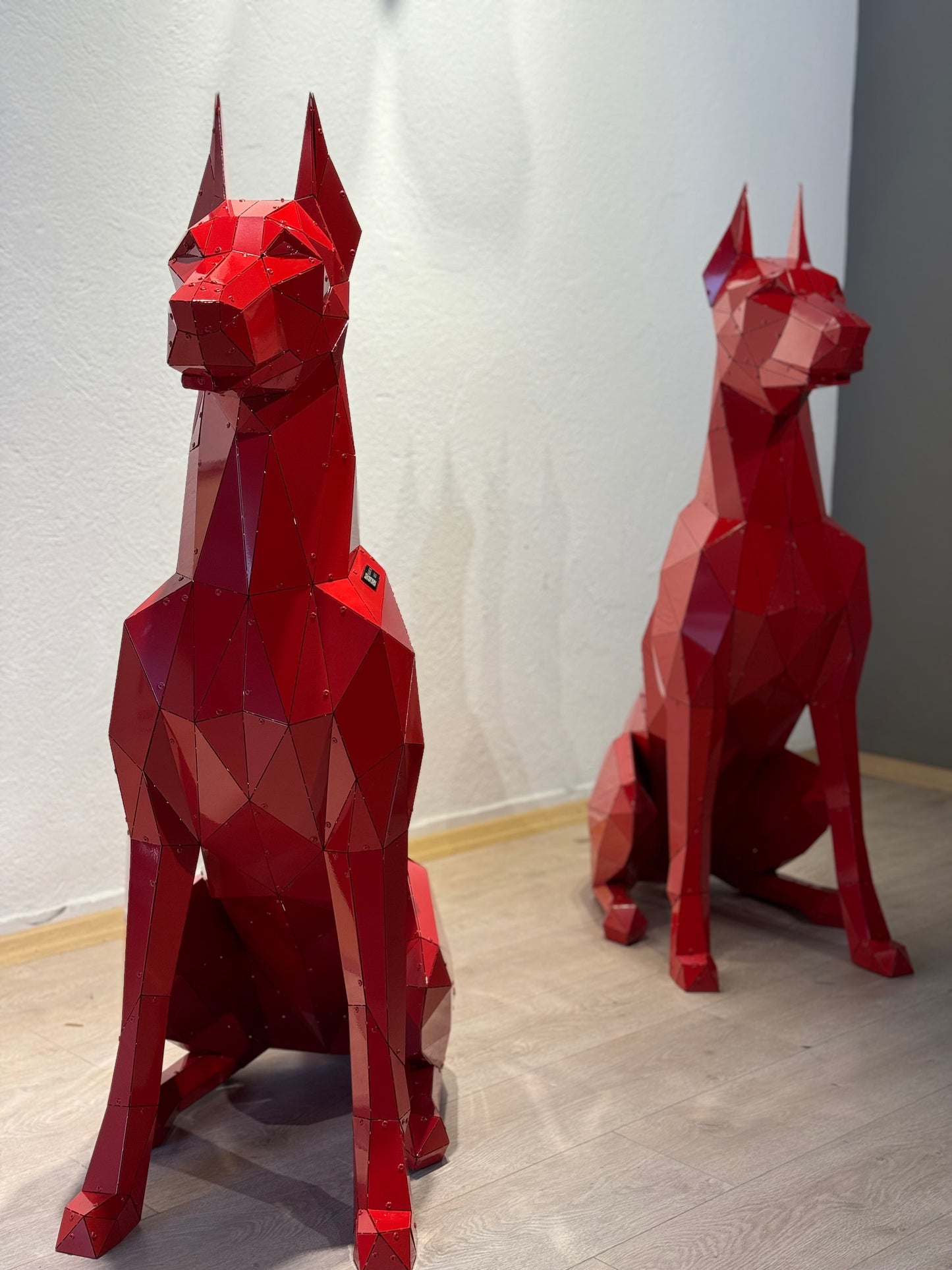 Classic Oturan Doberman