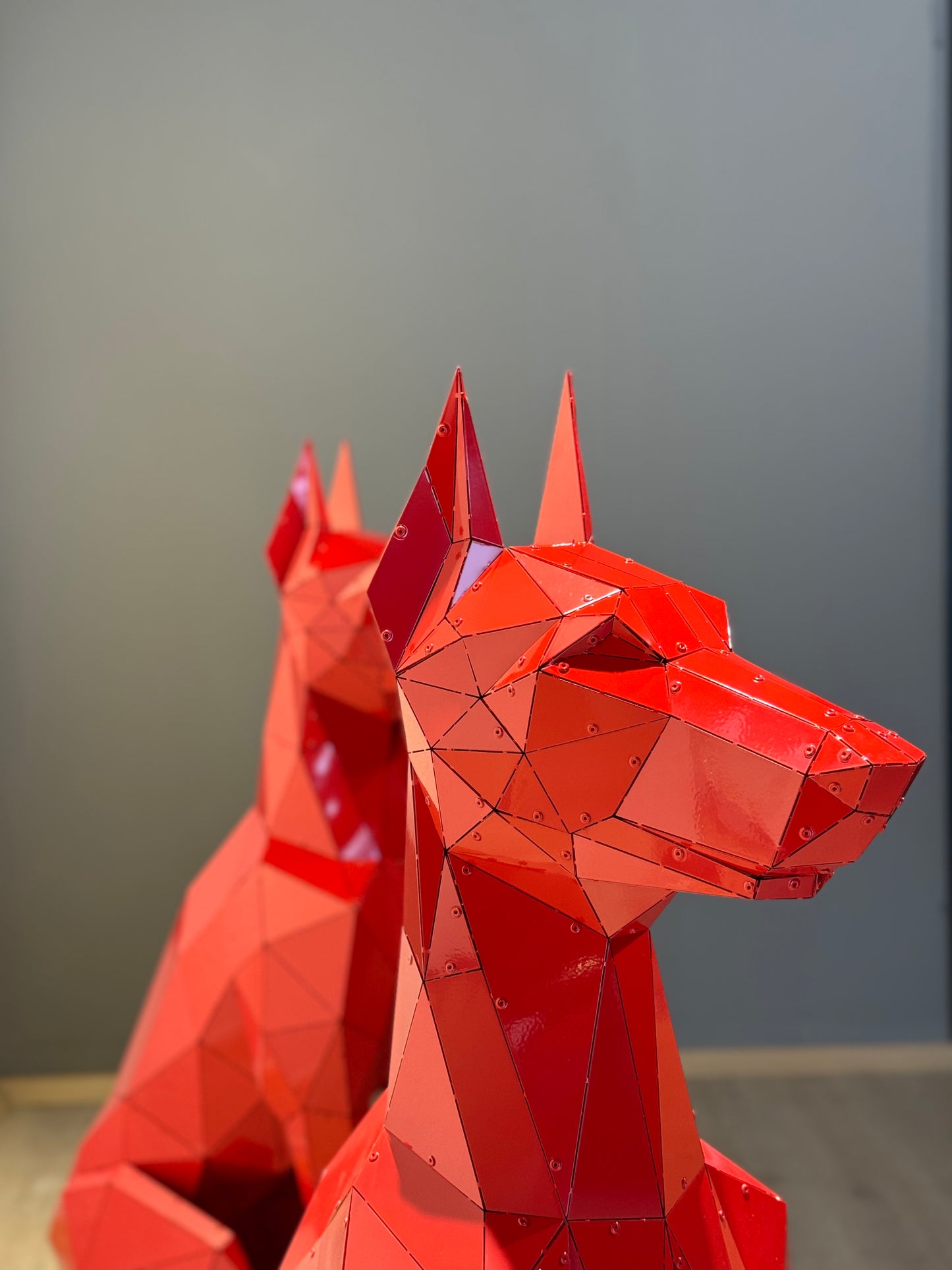 Classic Oturan Doberman