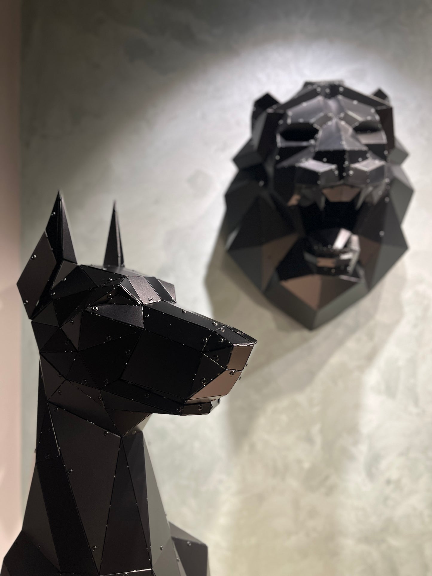 Classic Oturan Doberman
