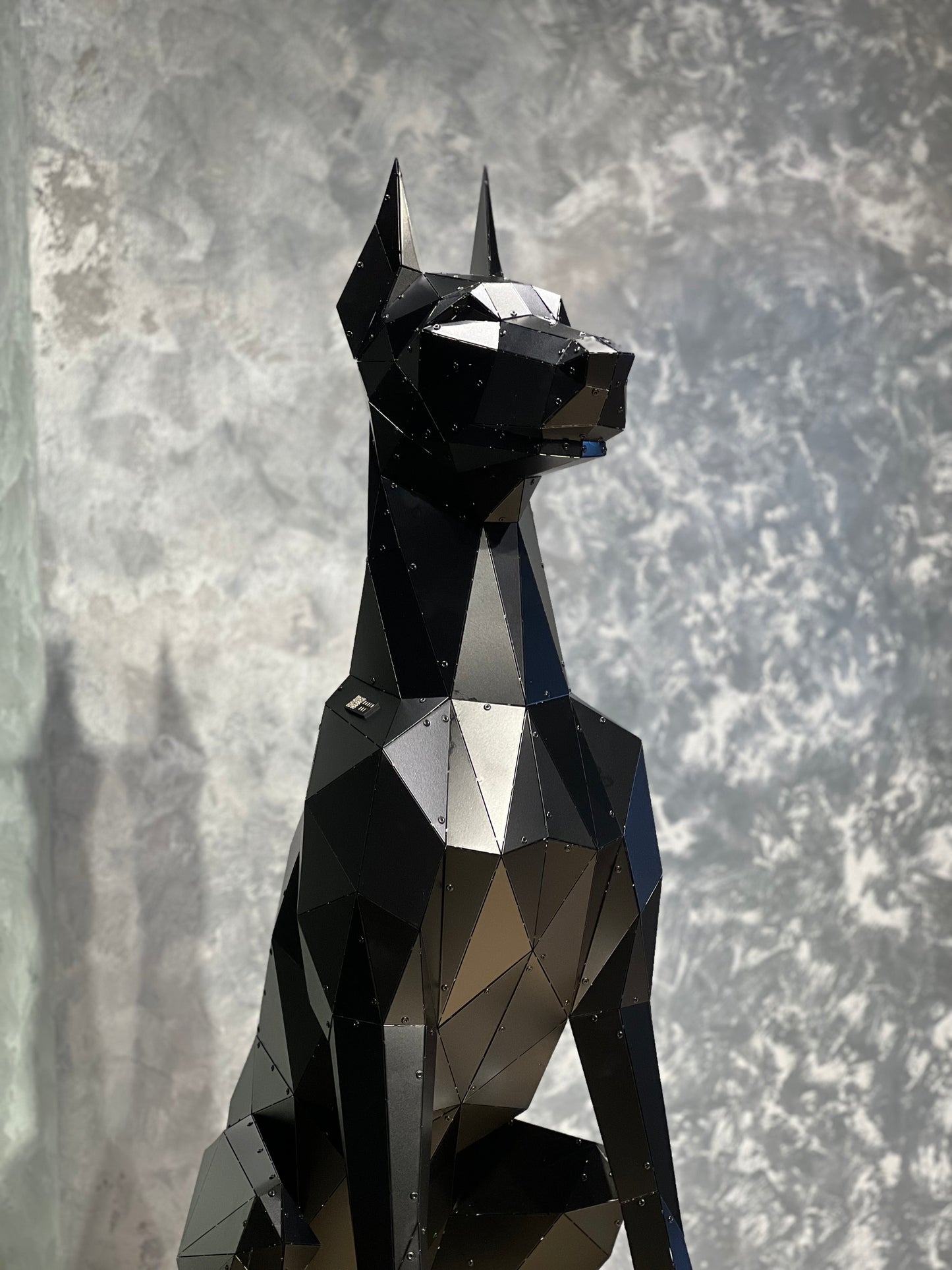 Classic Oturan Doberman